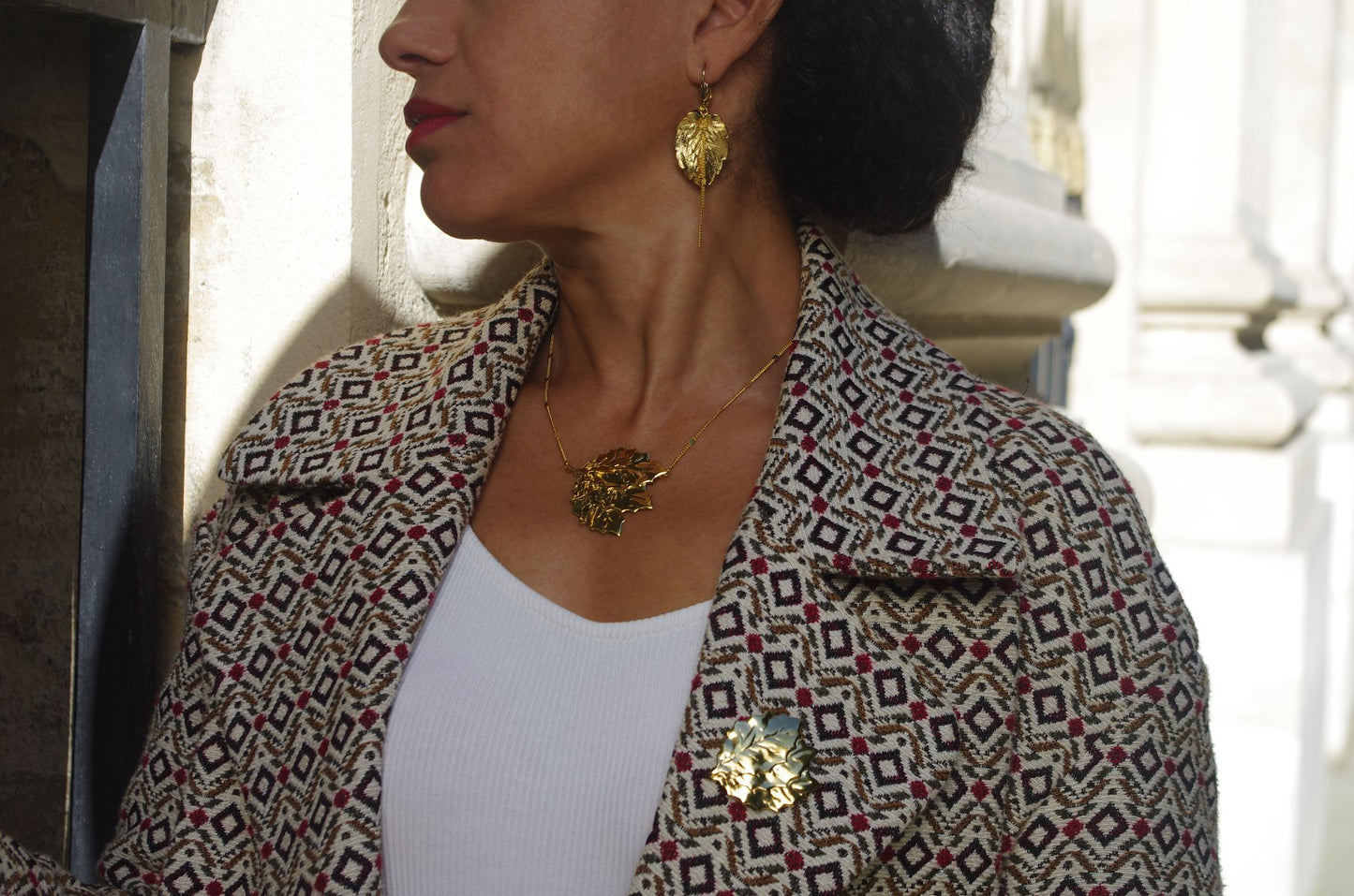 3-leaf gold brooch
