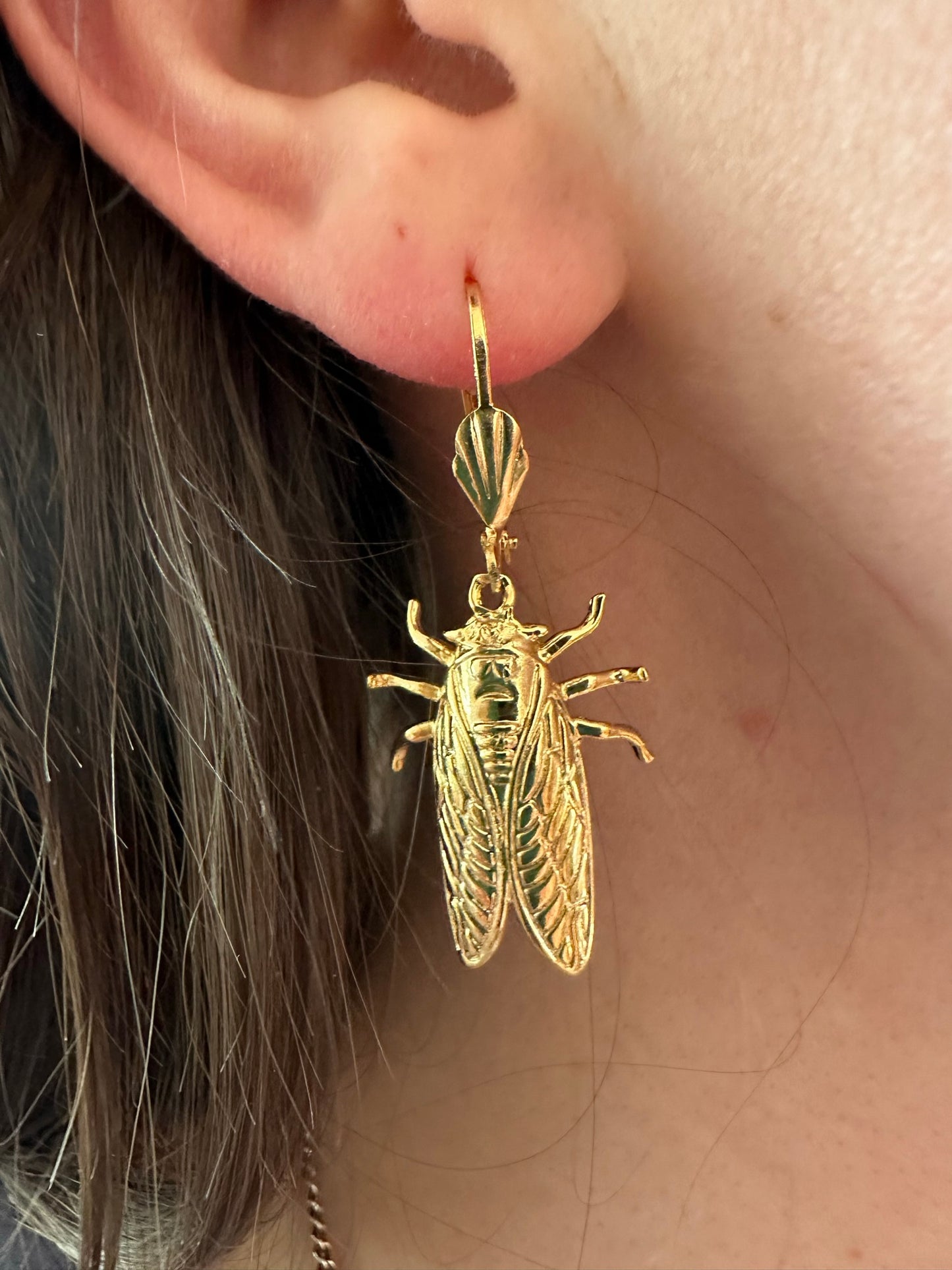 Petite Cigale Cica gold earrings