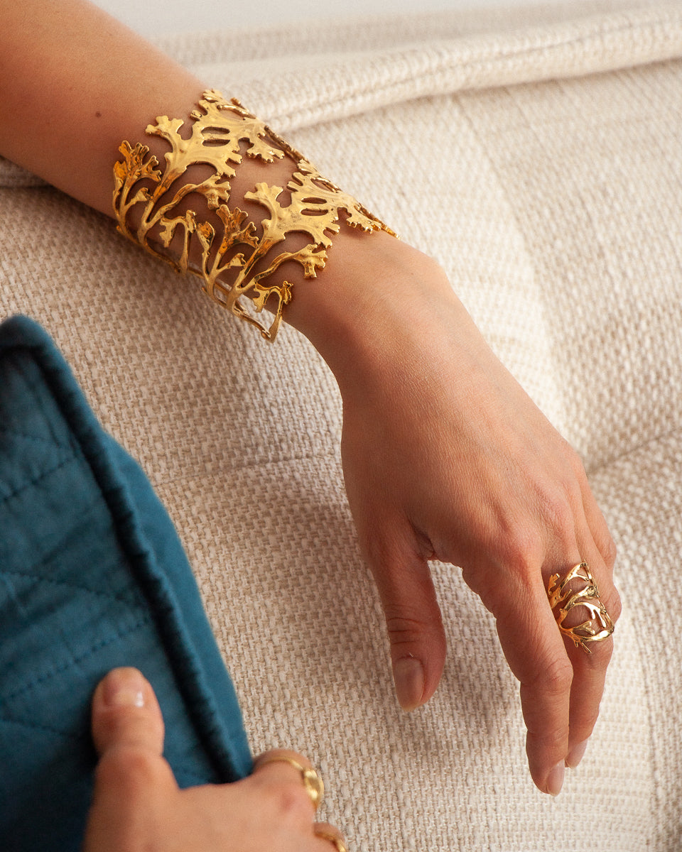 Woman wearing Gold Algue Bracelet and ring