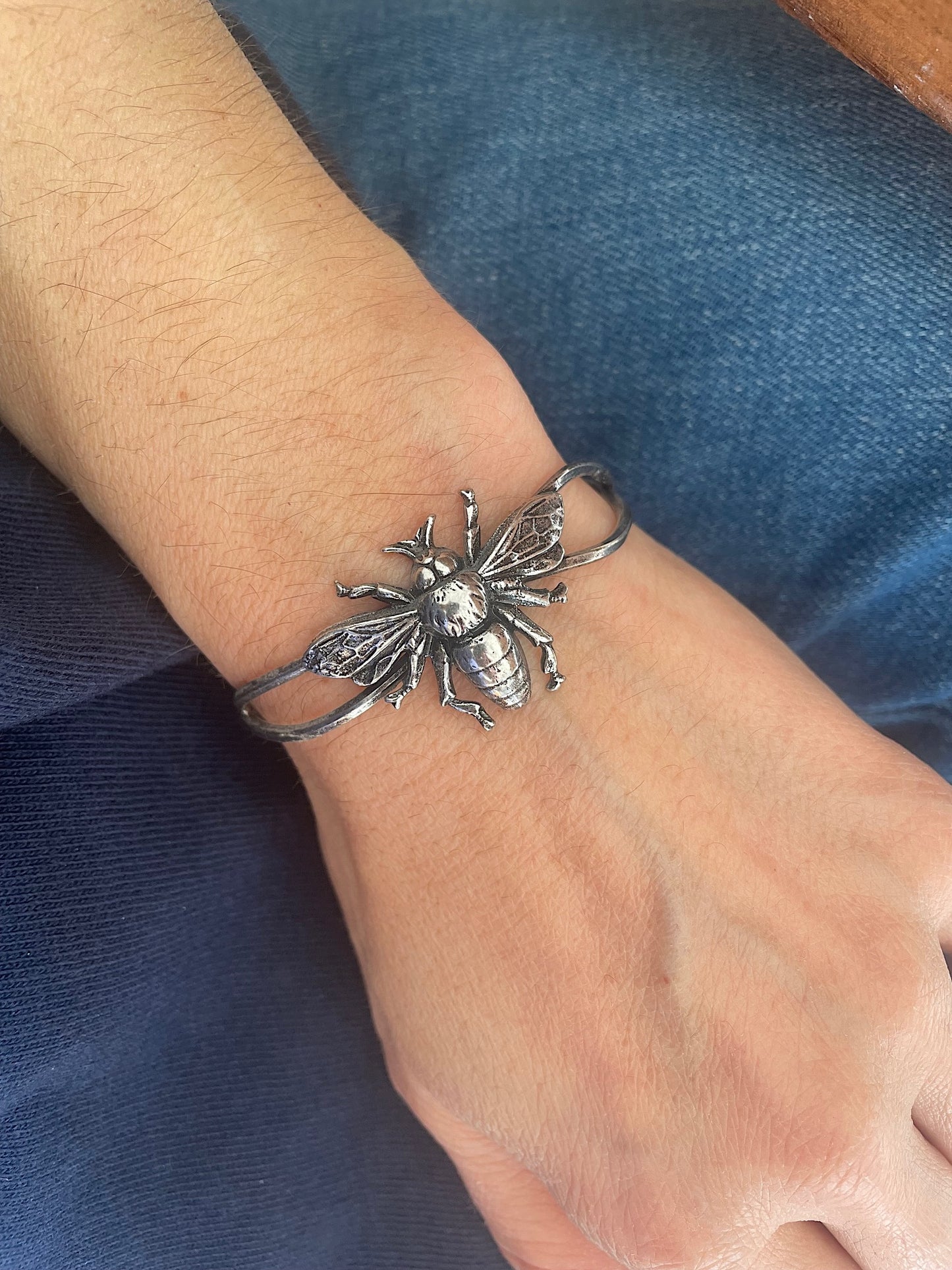 Bracelet argenté abeille sur branche