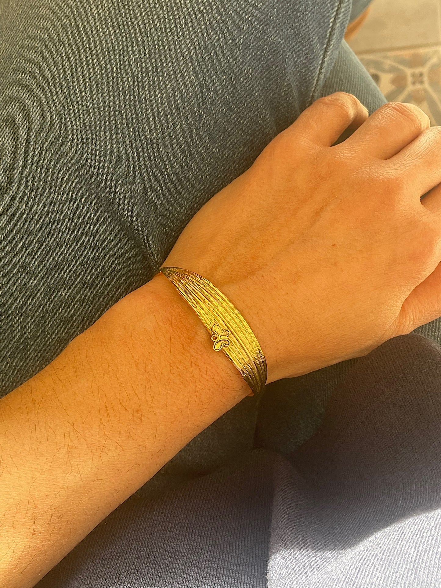 Bracelet doré feuille fine papillon