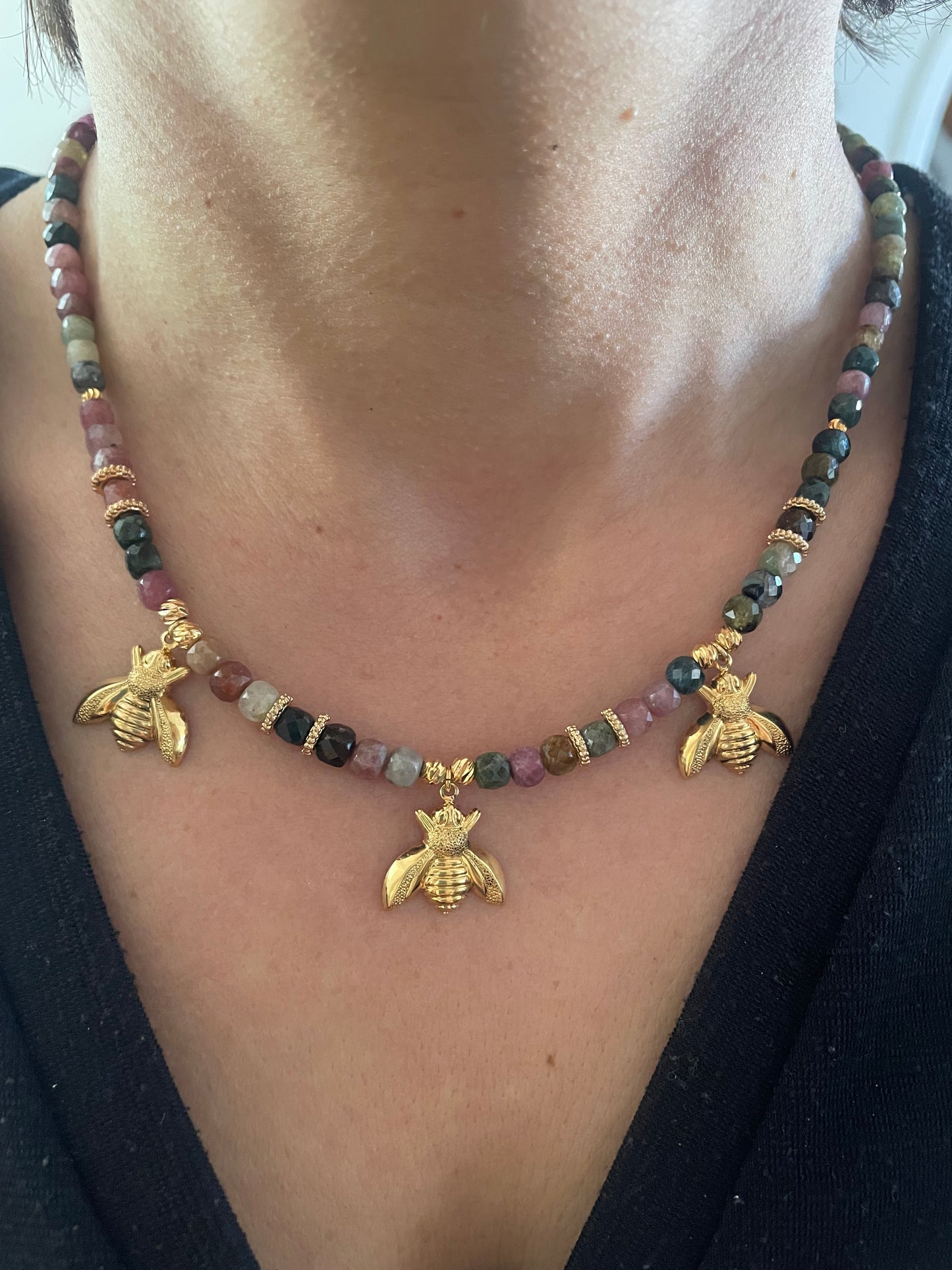 Collier Pierres fines et abeilles dorées
