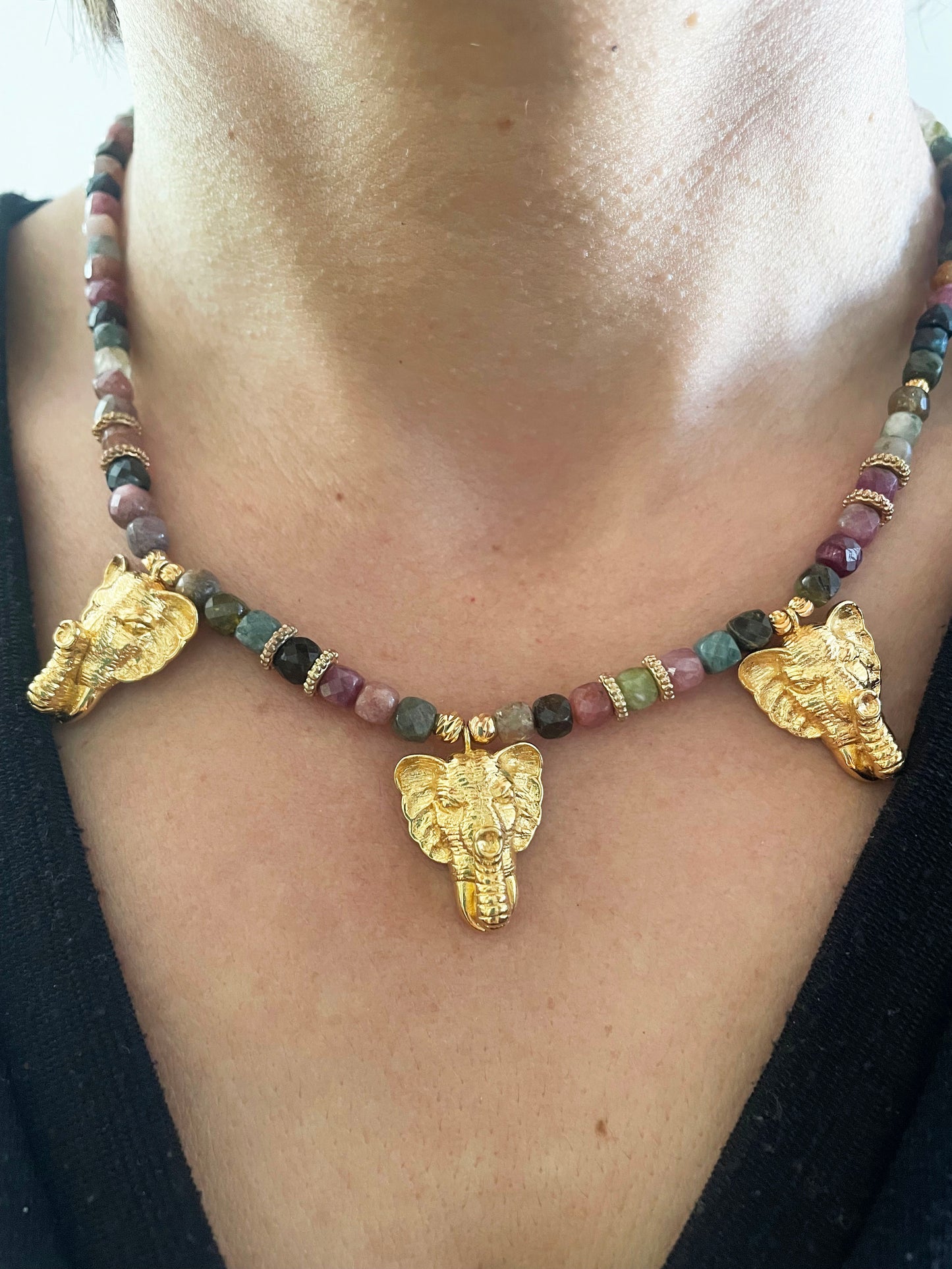 Collier Pierres fines et Elephant doré