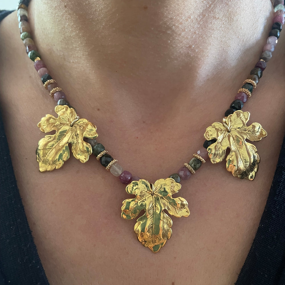 Collier Pierres fines et feuilles dorées