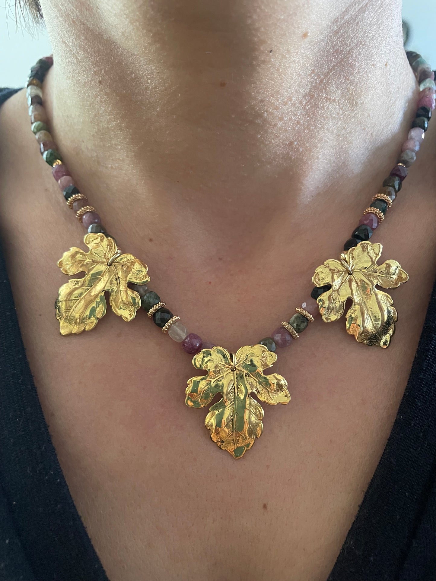 Collier Pierres fines et feuilles dorées