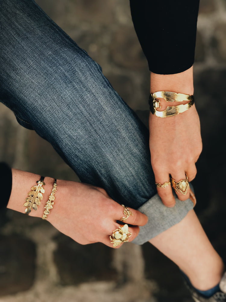 
                  
                    Bracelet Noeud de Fleurs Doré
                  
                