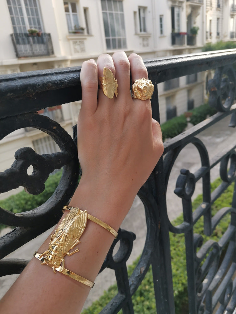 
                  
                    Gold Lotta Djossou Cicada manchette avec bague papillon et bague lion dores
                  
                