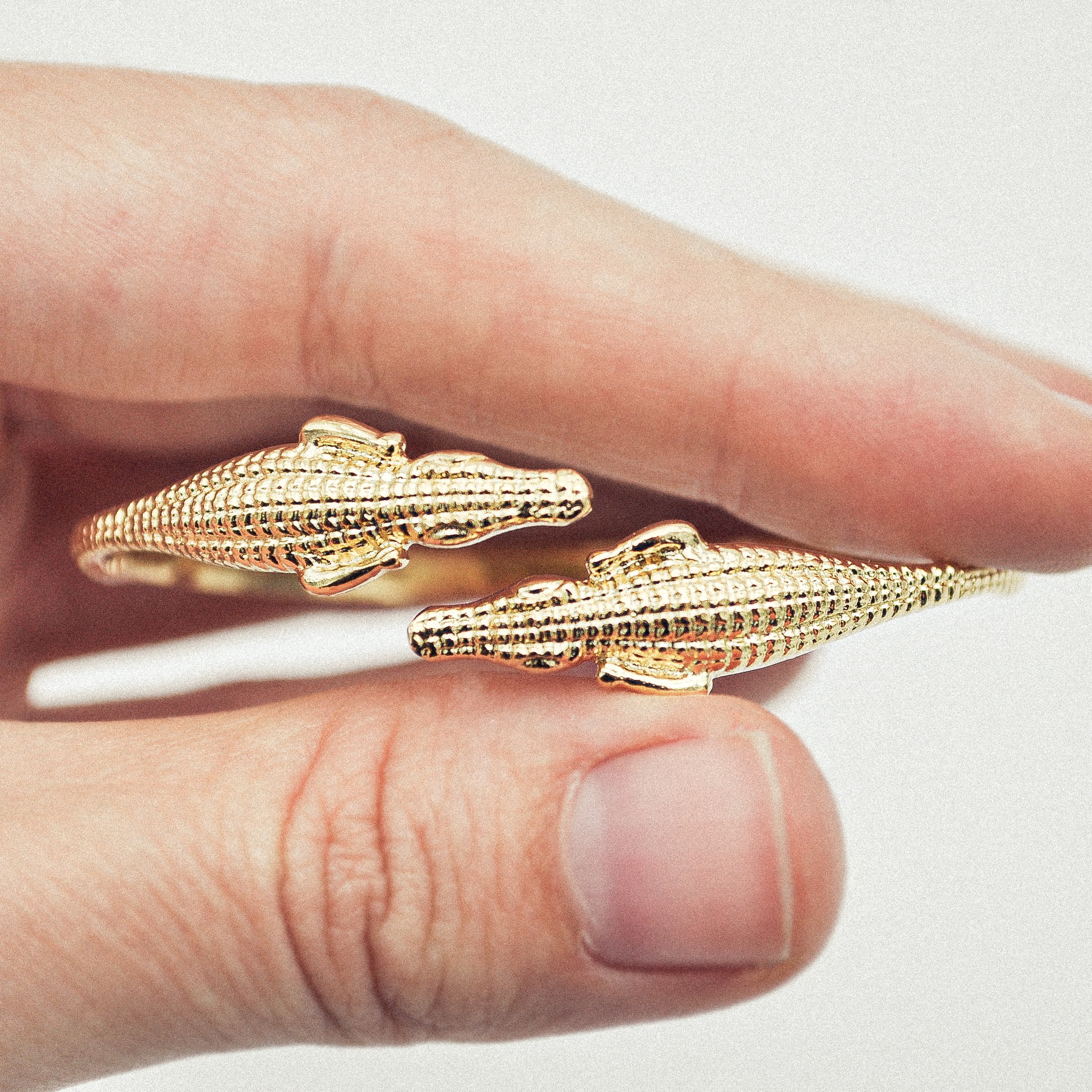 Bracelet Crocodile Doré – Lotta Djossou Paris Officiel