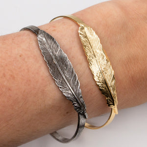 
                  
                    Thin feather motif bracelet
                  
                
